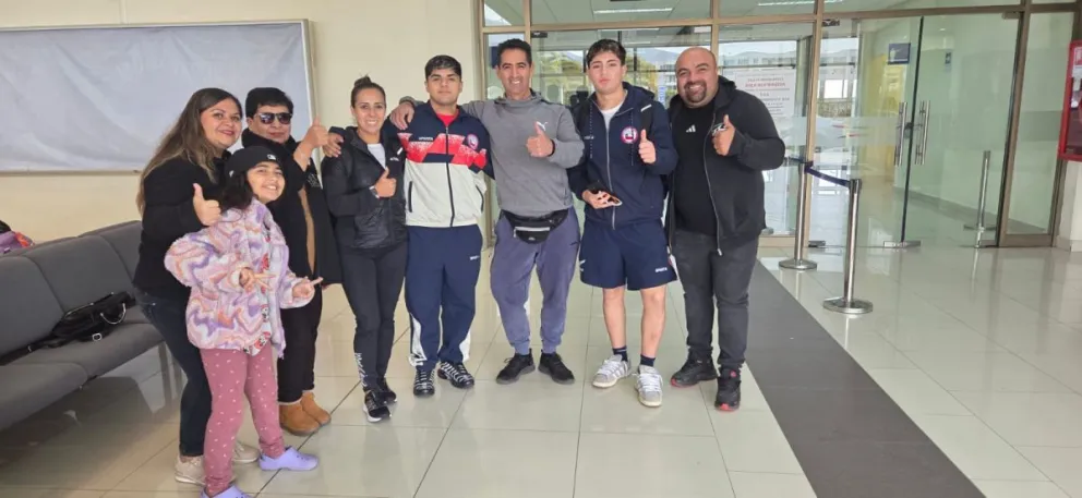 En el aeropuerto La Florida, la familia de Matías Moreno —Fabiola Bahamondes, Omar Moreno, su tía Luis González y la pequeña Almendra— llegó a recibir a los jóvenes levantadores de pesas Matías Moreno y Fabián Villalobos, quienes regresaron desde Panamá.