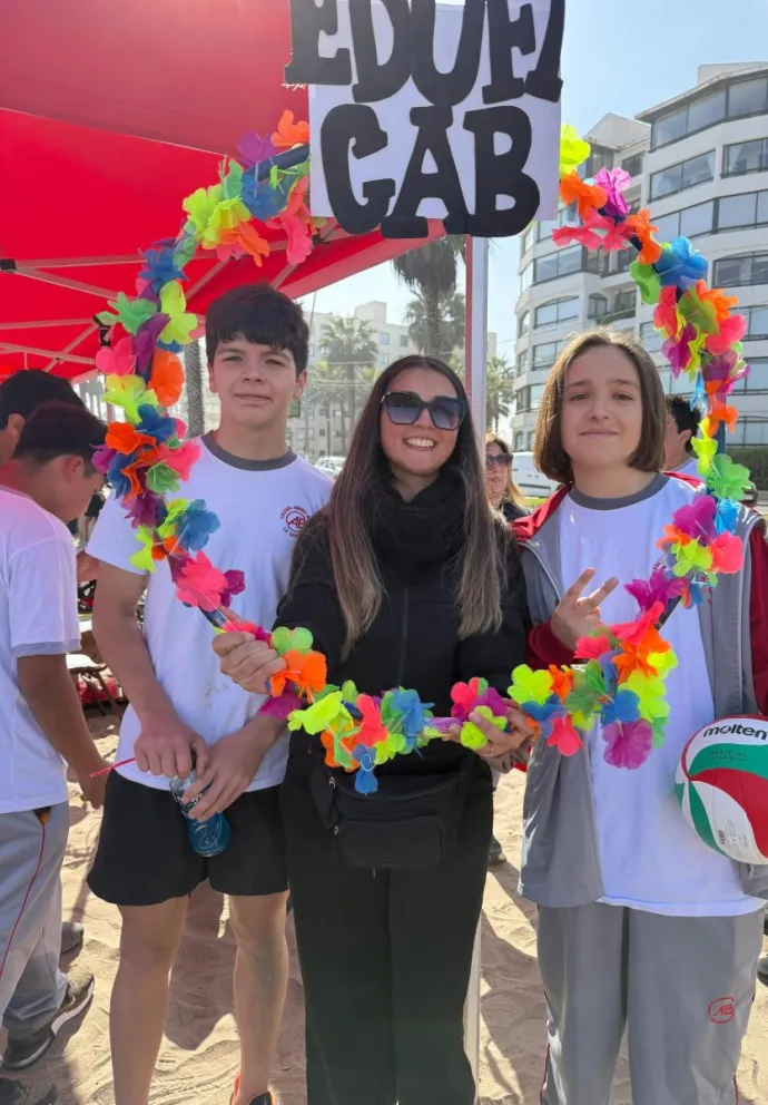 En distintos sectores de la playa se habilitaron canchas y espacios donde los participantes pudieron disfrutar de encuentros de vóleibol, fútbol playa, juegos de paletas y entretenidas competencias de castillos de arena. (Fotos: JCS)