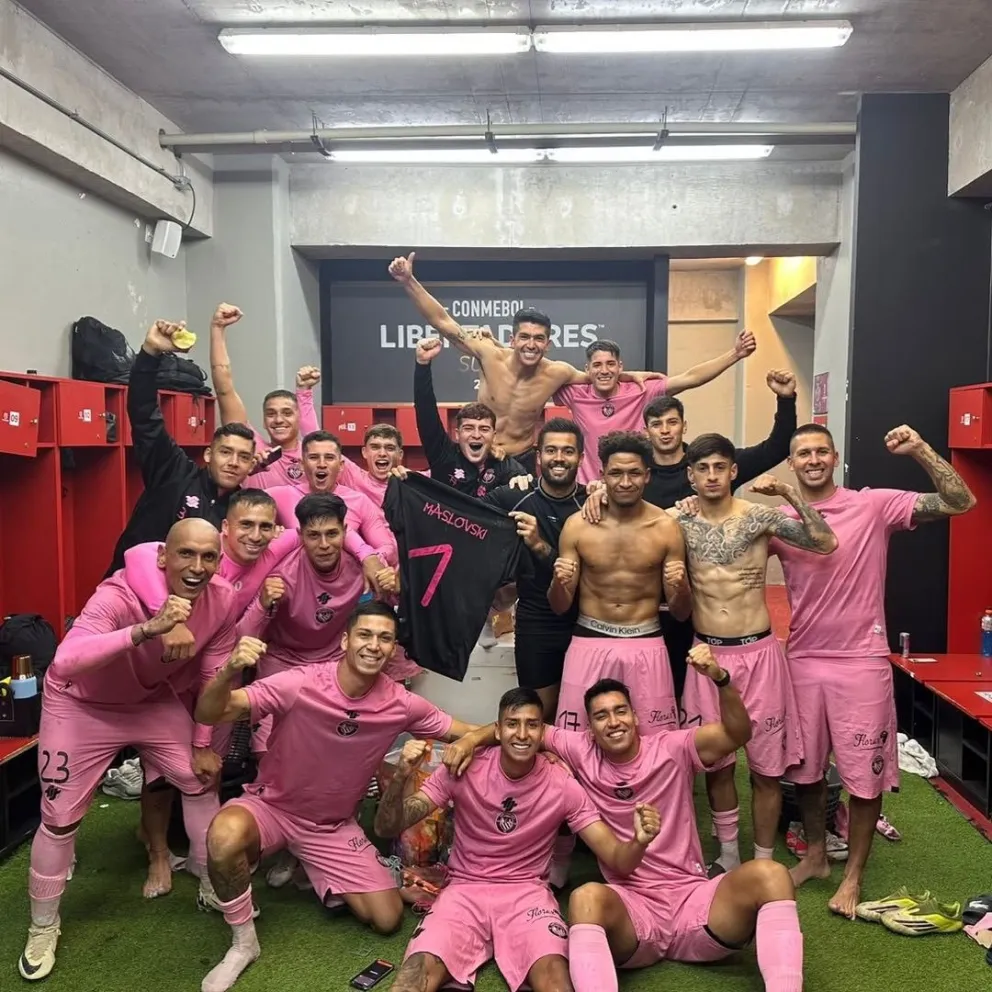 Santiago City festejó en el vestuario de La Portada la victoria sobre el Ciclón, lo que los afianza en la cima del Grupo Norte en Segunda División. (Foto: Instagram Santiago City)