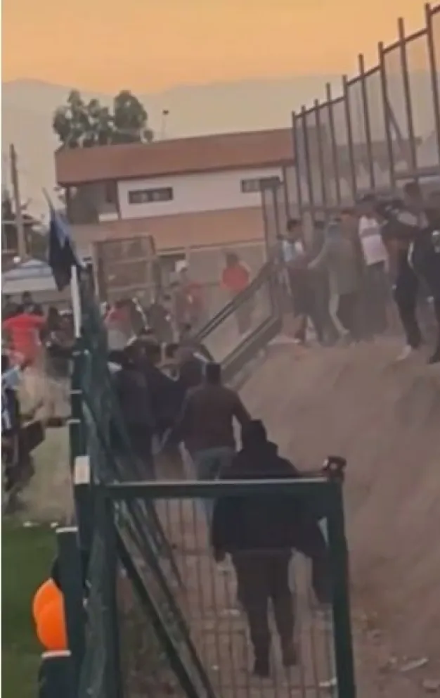 El pasado fin de semana se registró una violenta pelea en el estadio de Nueva Talcuna, en el marco de un partido de fútbol amatur. (Foto: Captura de video)