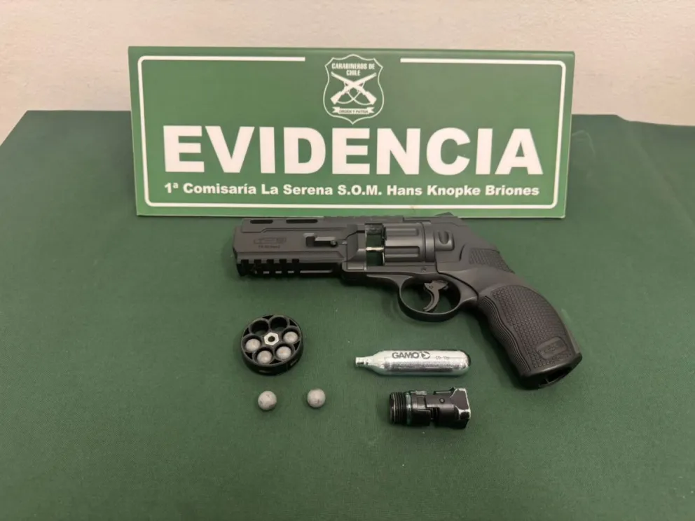 El procedimiento se originó tras una denuncia que alertó sobre un sujeto exhibiendo un arma en el centro de La Serena.