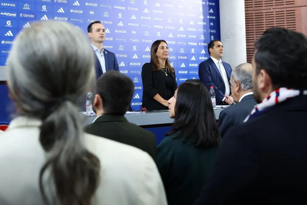  “Un honor ser la primera mujer en presidir un club en Chile”, destacó tras asumir la presidencia de la concesionaria, Cecilia Pérez. (Foto: Universidad de Chile)