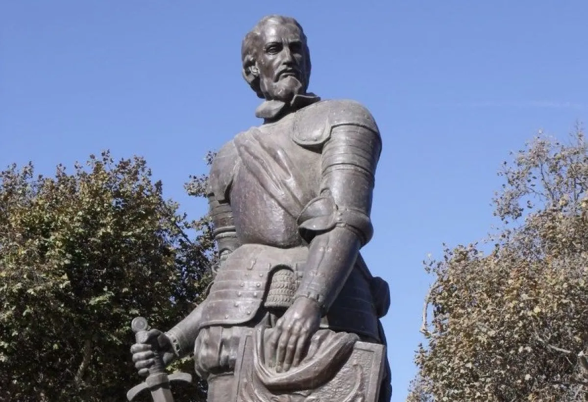 Estatua de Francisco de Aguirre sin fecha de retorno