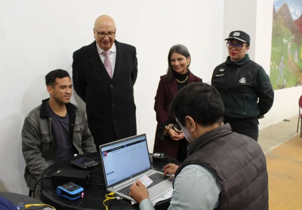 Llevan servicios del Estado a internos en La Serena