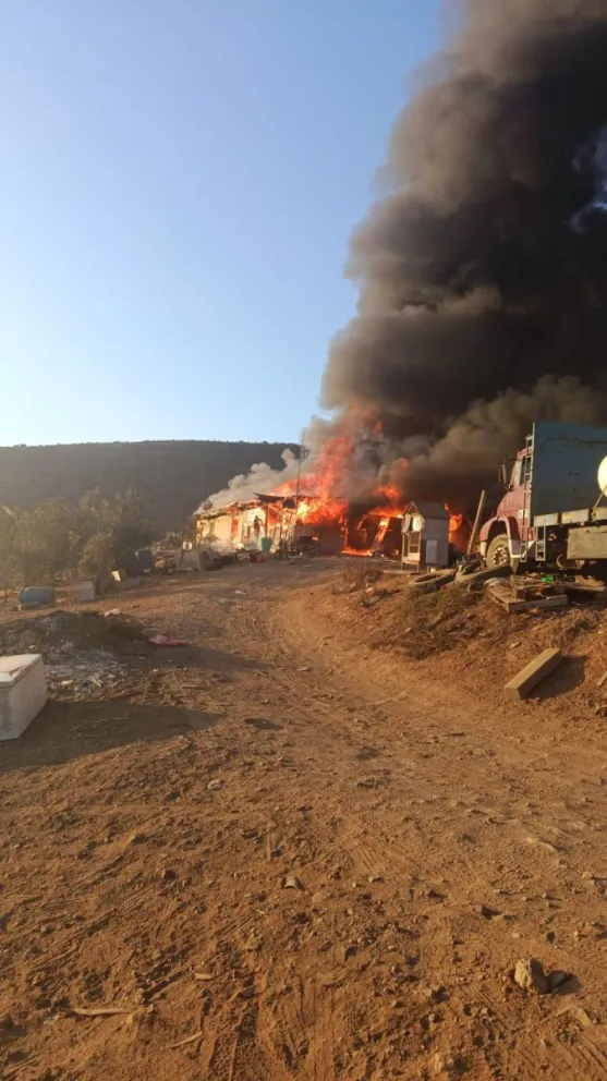 La vivienda resultó completamente dañada por las llamas dejando a cinco personas damnificadas. 