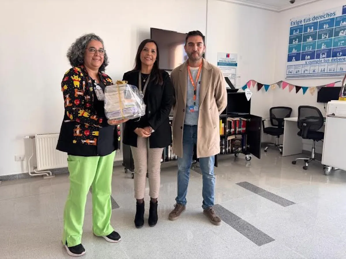 Donan libros para funcionarios en hospital de Ovalle