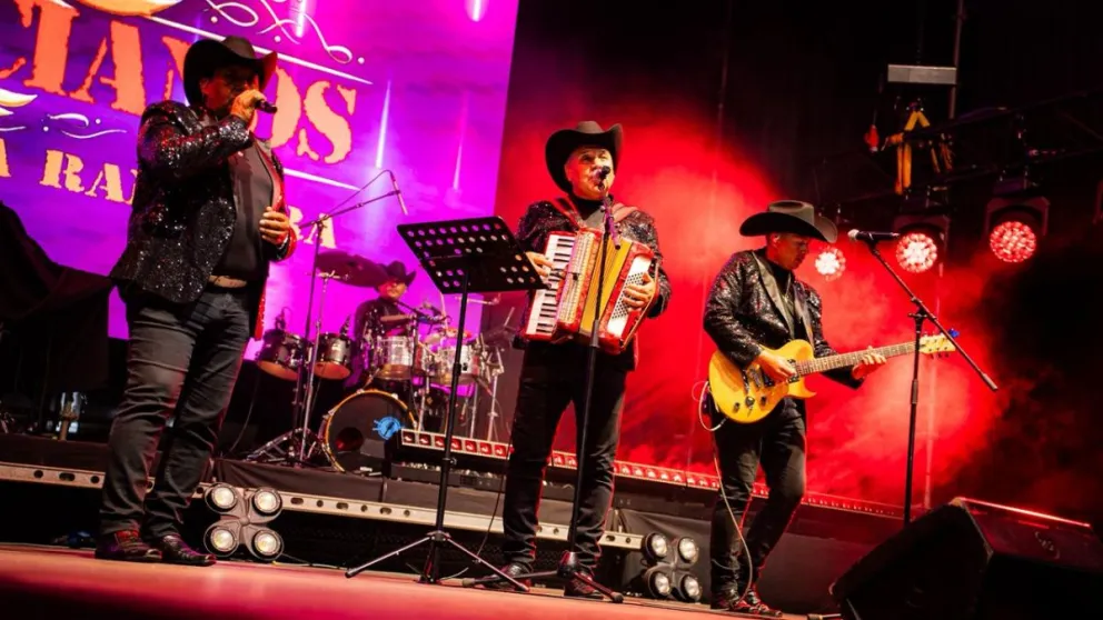 Los Provincianos del Choapa fueron los encargados de animar la noche inaugural con su música y cercanía con el público. (Foto: Cedida)