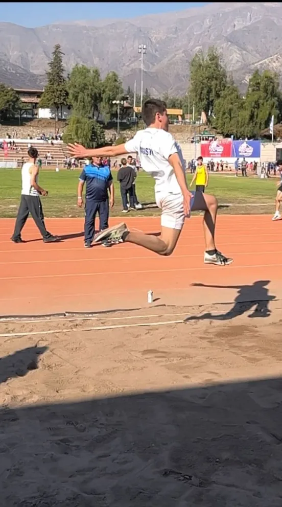 Con un salto de 5,74 metros, el joven ovallino se impuso en el torneo nacional y se proyecta como una de las promesas del atletismo local. (Foto: Cedida)