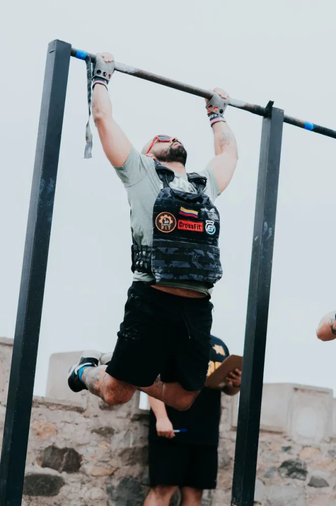 El desafío consiste en completar una rutina utilizando un chaleco antibalas, similar al que utilizan los soldados, de 9 kilos.  (Foto: Cedida)