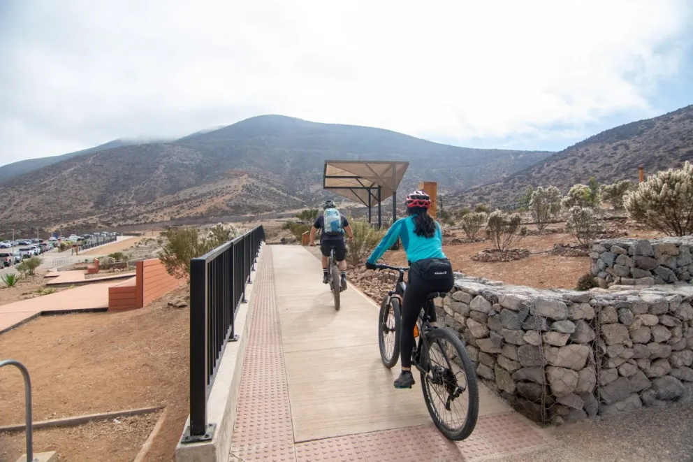 Visitantes destacan la convivencia entre ciclistas y peatones en el Parque Cerro Grande, donde el respeto mutuo ha permitido un uso compartido y seguro de sus senderos. (FOTO: Cristian Silva) 