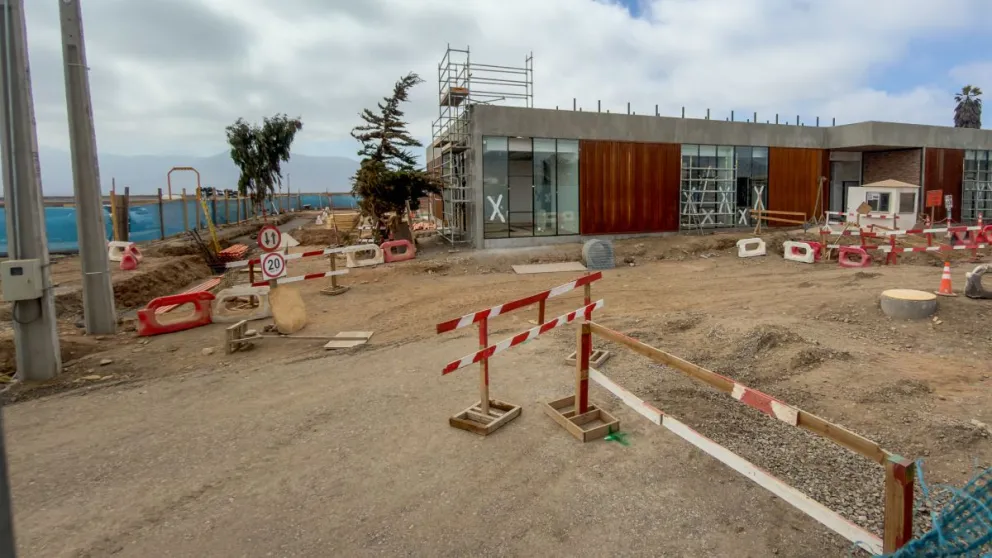 Mientras avanza la obra principal, en paralelo se ejecutan trabajos estructurales como la construcción de subestaciones eléctricas y la normalización de la plataforma de aviación comercial, entre otras. (Foto: Cristian Silva)