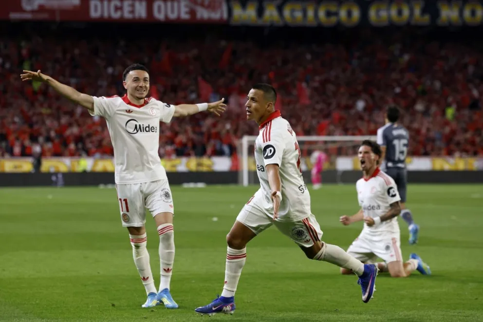 El equipo dirigido por Luis García venía golpeado y obligado a sumar, y encontró en el “Niño Maravilla” la respuesta futbolística y anímica para sostenerse en la categoría. (Foto: EFE)