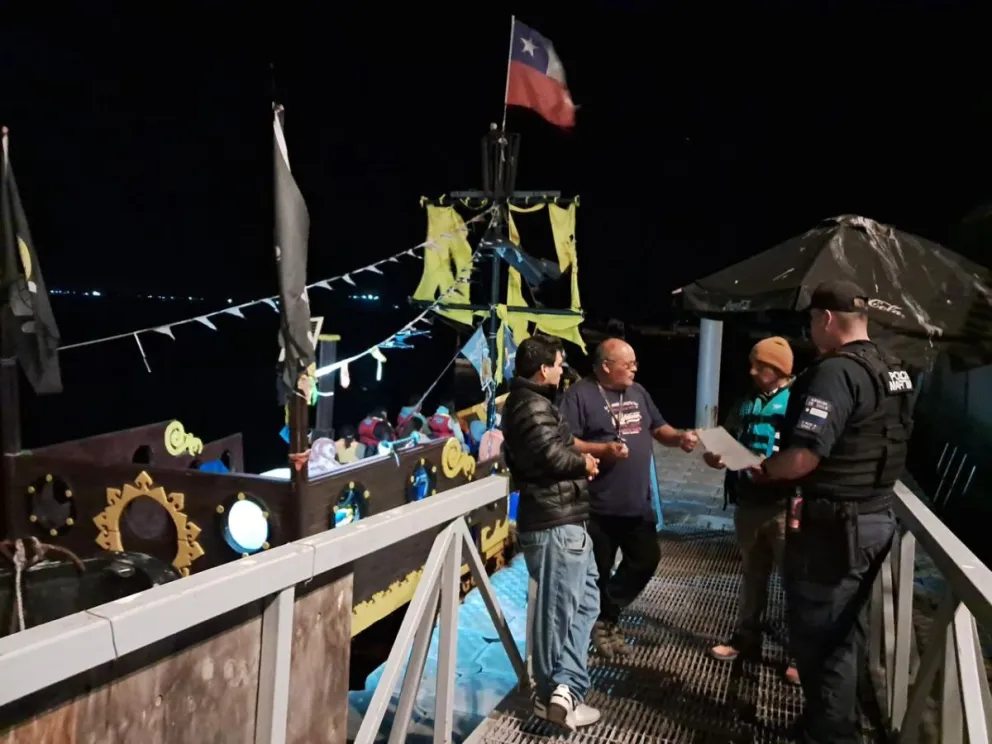 A dos semanas desde que comenzó el fenómeno de la "costa azul", cientos de personas han llegado a Tongoy y Guanaqueros para presenciar el espectáculo. 