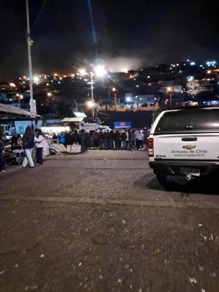 A dos semanas desde que comenzó el fenómeno de la "costa azul", cientos de personas han llegado a Tongoy y Guanaqueros para presenciar el espectáculo. 