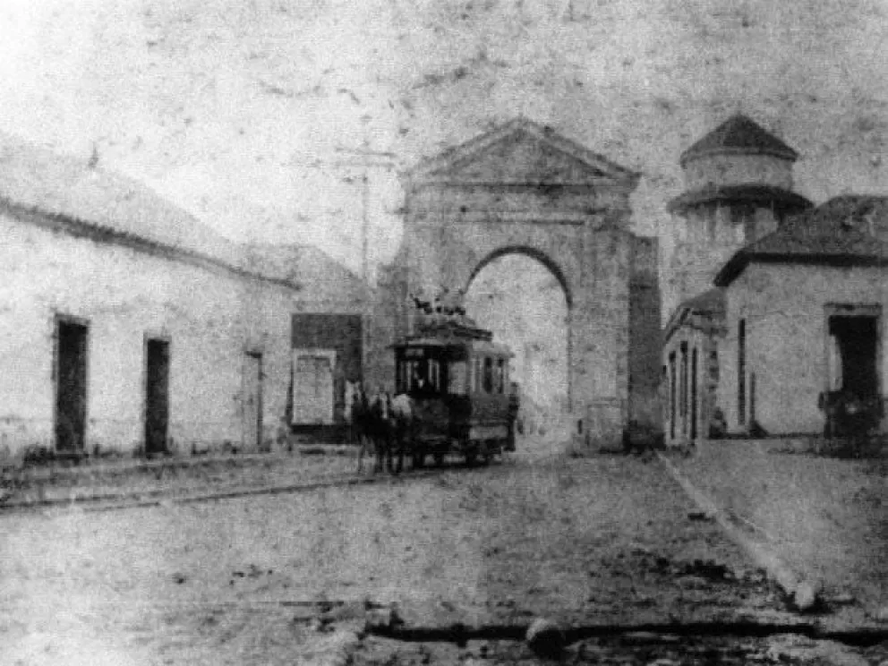 El acceso a la ciudad a través de La Portada fue terminado en 1780, pero con el crecimiento urbano los límites cambiaron y la estructura terminó siendo demolida.
