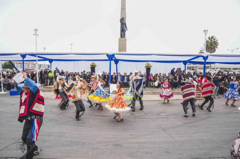 Con un pie de cueca se dio inicio al desfile cívico-militar con el que las autoridades y la comunidad de Coquimbo celebraron sus 159 años de historia. (Foto: Cedida)