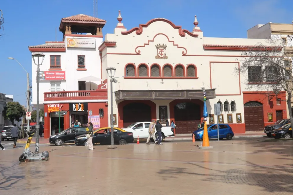 El Teatro Centenario mantiene su fachada original, siendo parte del patrimonio arquitectónico del centro de La Serena.