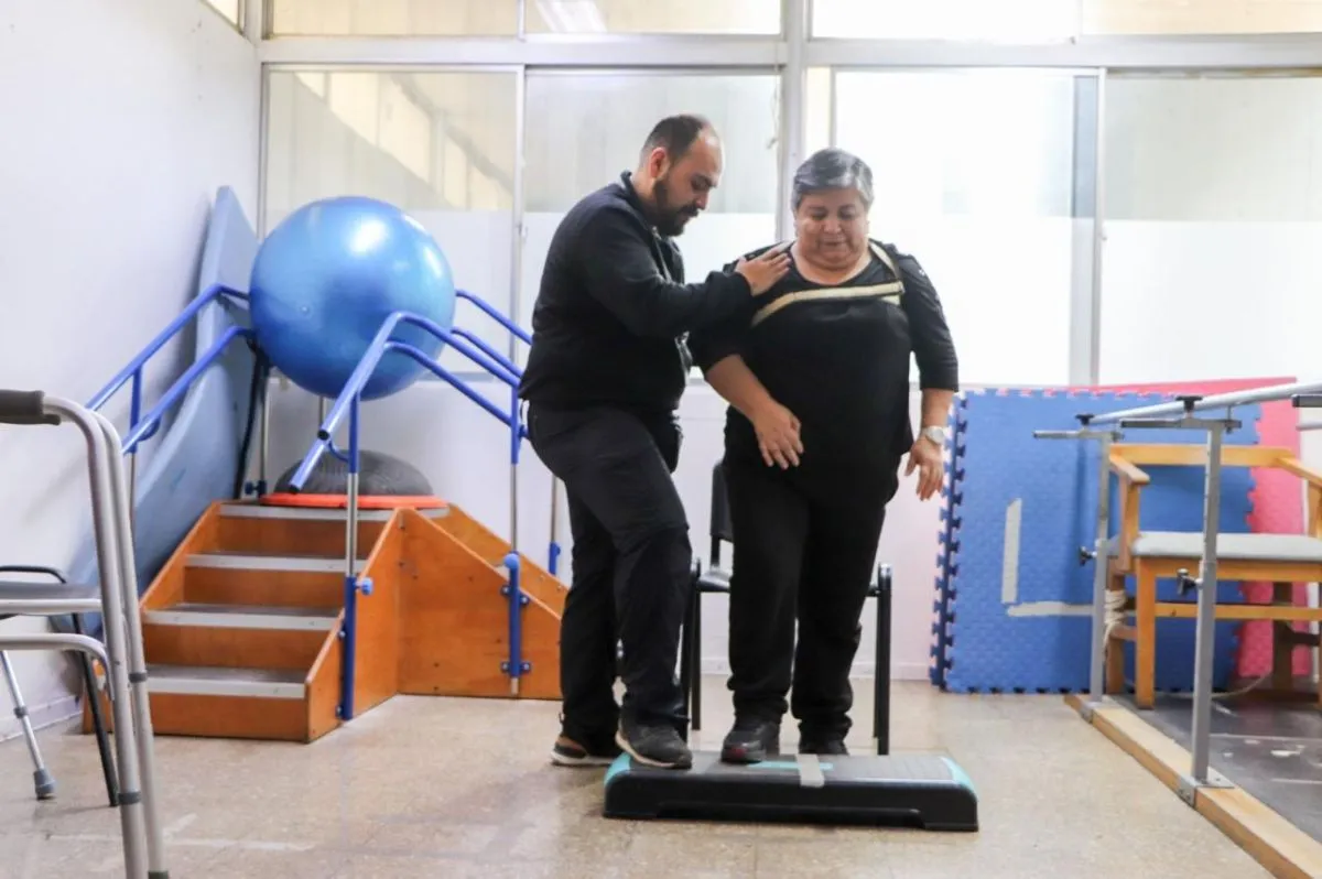 Paciente con ACV agradece rehabilitación junto a kinesiólogos