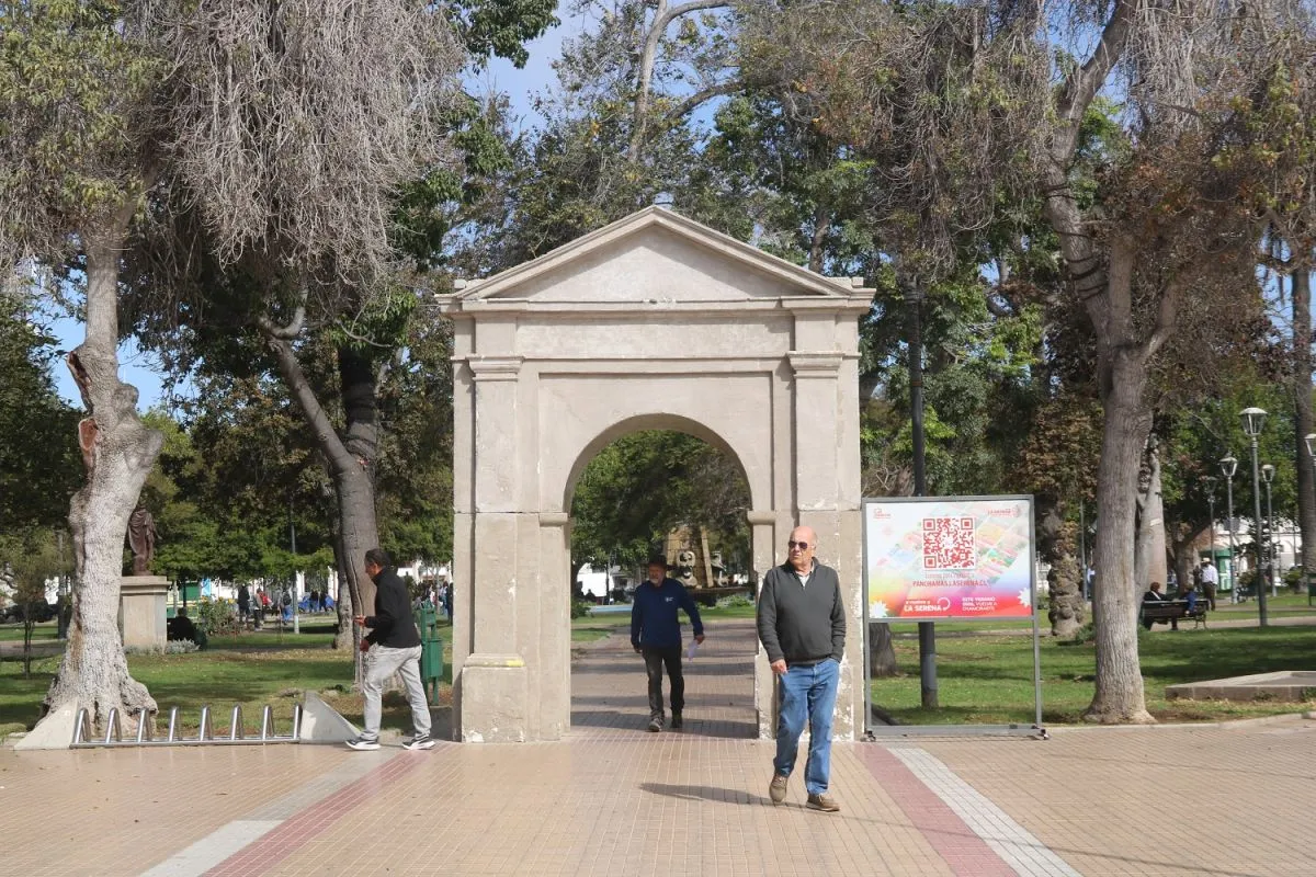 Réplica de La Portada permanecerá en plaza de armas