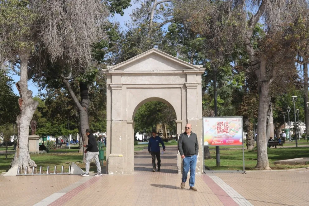 La réplica de La Portada instalada en la plaza de armas de La Serena se ha convertido en un punto de encuentro y atractivo turístico. (Foto: Oscar Rosales)