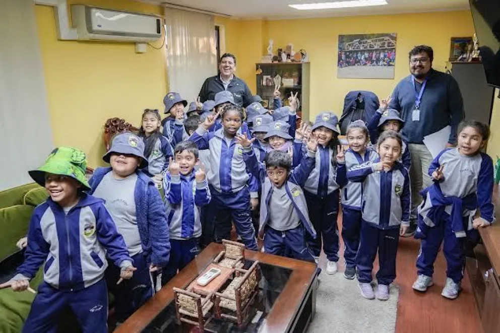 Los estudiantes de primero básico de la Escuela El Palqui participaron en una visita guiada por dependencias municipales y espacios históricos de Monte Patria.