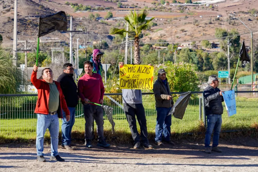Transportistas escolares rurales de Monte Patria realizaron una manifestación pacífica para visibilizar el impacto del alza de los combustibles en su servicio. (Foto: Cedida)
