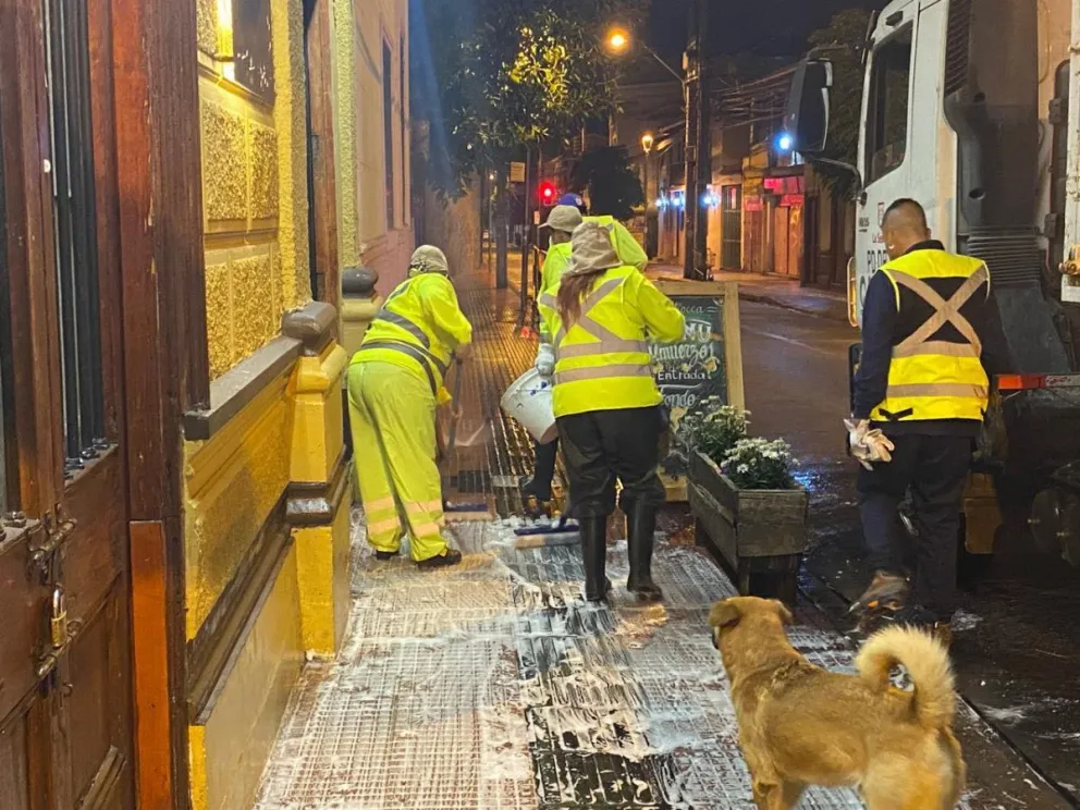 El barrido de calles se realiza en turnos de mañana y tarde, desde las 06:30 horas hasta cerca de las 20:00 horas, con equipos distribuidos en distintos sectores del centro de La Serena. (Foto: Cedida)