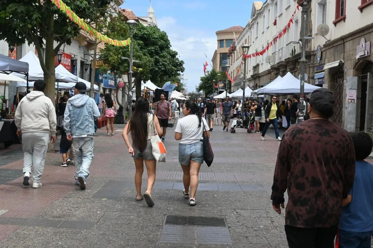 Música en vivo en boulevard del centro de La Serena