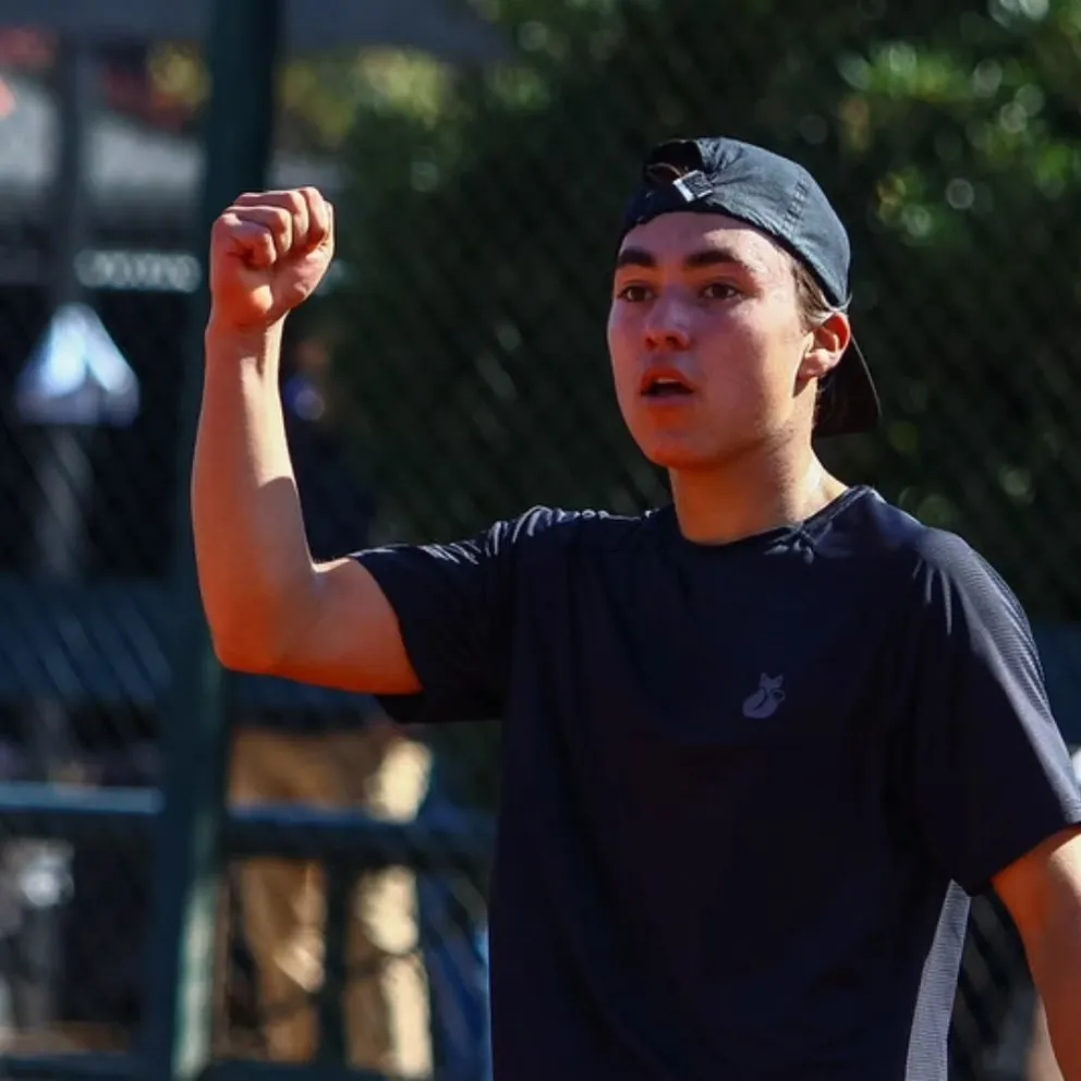 Con apenas 16 años, Simón Flores comienza así a transformarse en una de las grandes cartas del tenis regional y nacional, confirmando el crecimiento que viene experimentando el trabajo formativo desarrollado en el Club de Tenis de Coquimbo. 