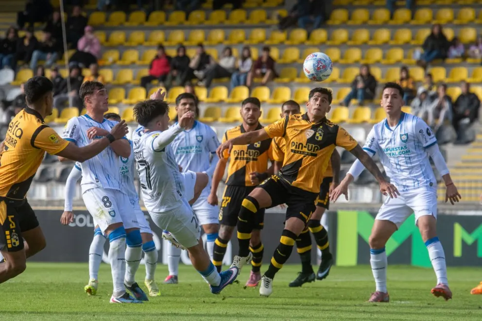 Tras ponerse en ventaja por 2-0 antes de la mediahora de juego, Coquimbo Unido no pudo mantener la ventaja ante Huachipato que lo empató en la segunda fracción. (Foto: Cristian Silva)