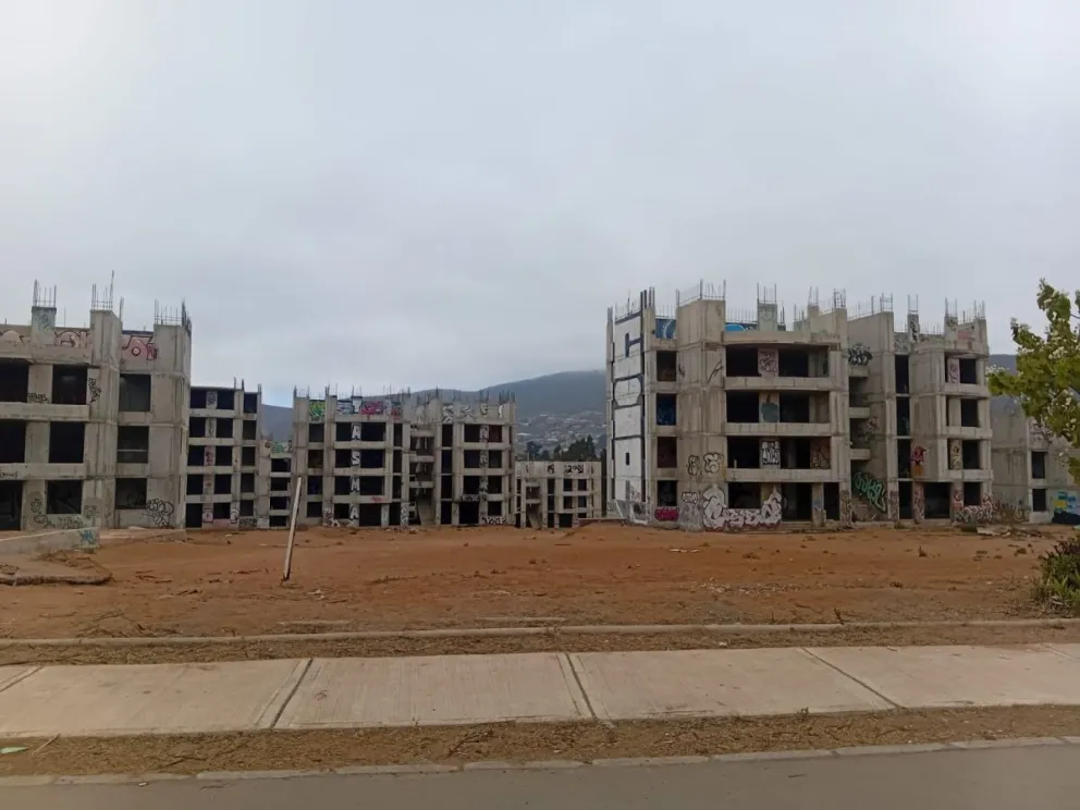 La situación de abandono de esta obra en Tierras Blancas genera gran inseguridad para los residentes del sector, quienes denuncian sufrir una serie de incivilidades y robos. (Foto: Oscar Rosales)