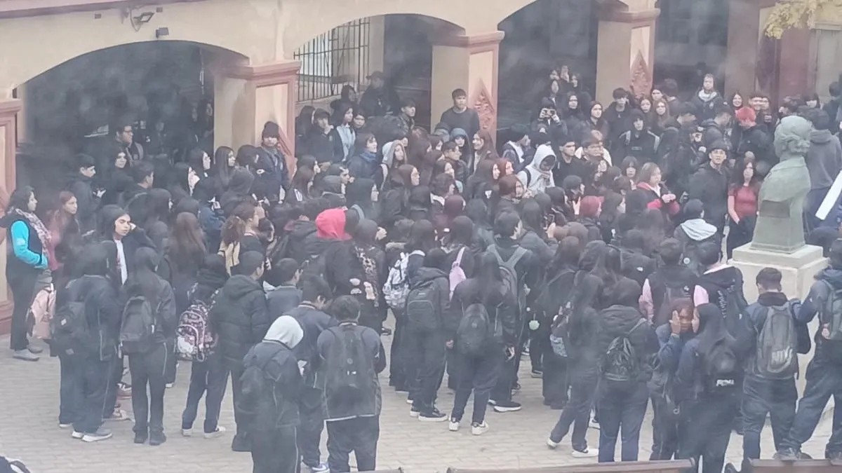Manifestación pacífica de estudiantes contra violencia escolar en Liceo Gabriela Mistral