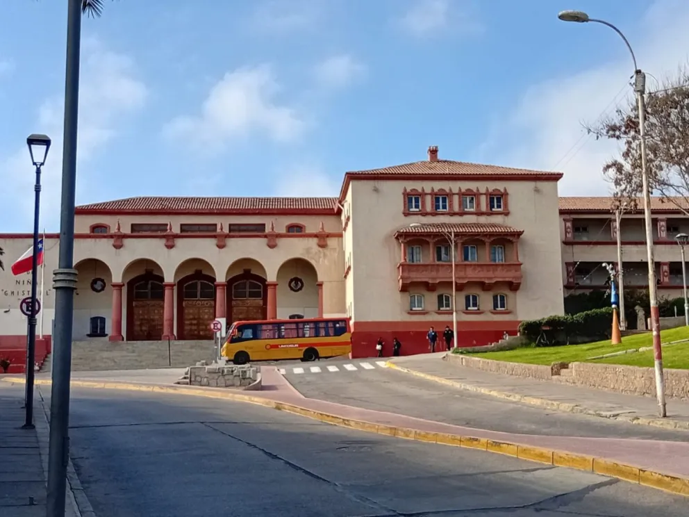 El Liceo Gabriela Mistral se ha visto remecido por estos días por la agresión a un docente y las quejas de estudiantes que exigen mejoras de la infraestructura del recinto. (Foto: Oscar Rosales)