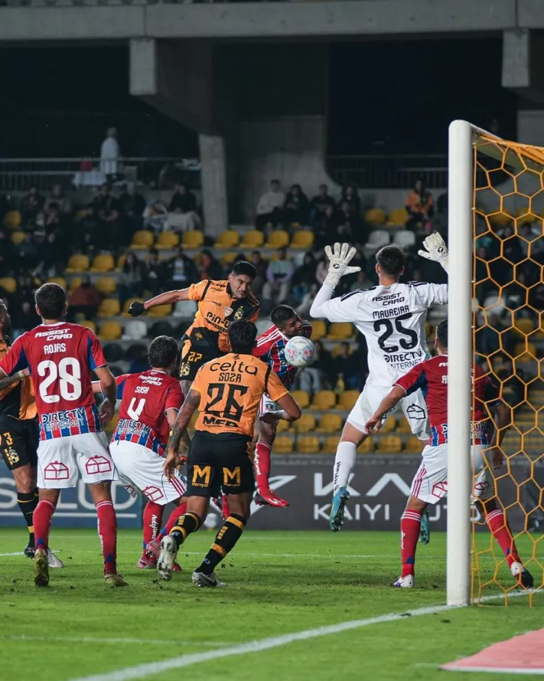 Luis Riveros le gana en el salto a Tomás Alarcón para establecer el único tanto del encuentro que permite a Coquimbo Unido recuperar el liderato del Grupo A en la Copa de Liga. (Foto: Coquimbo Unido)