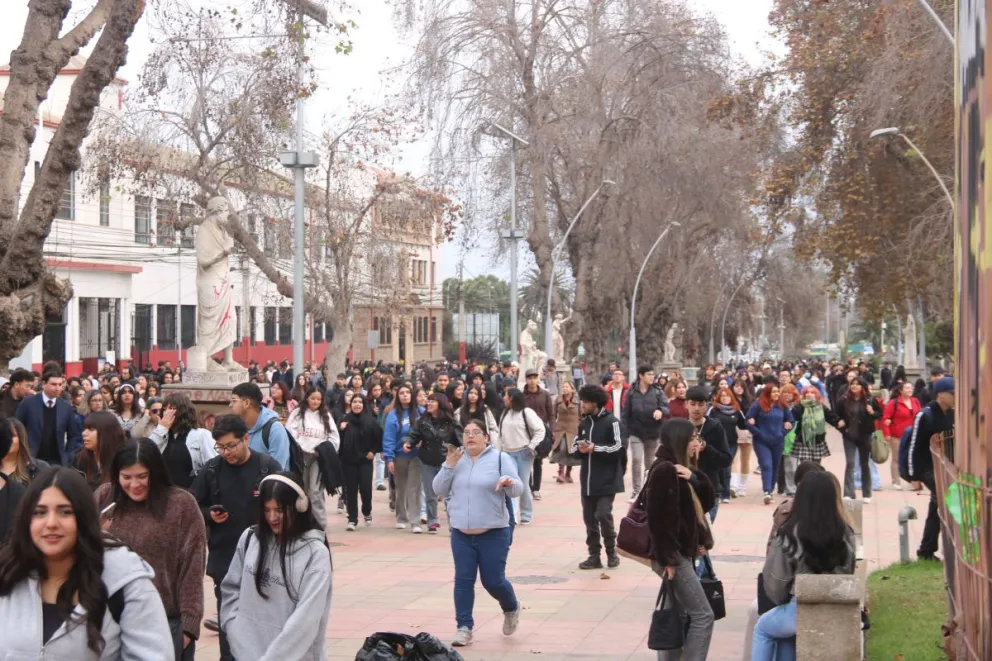 El simulacro comenzó a las 11:00 de la mañana y movilizó a casi 160 mil personas en toda la región. (Foto: El Día)
