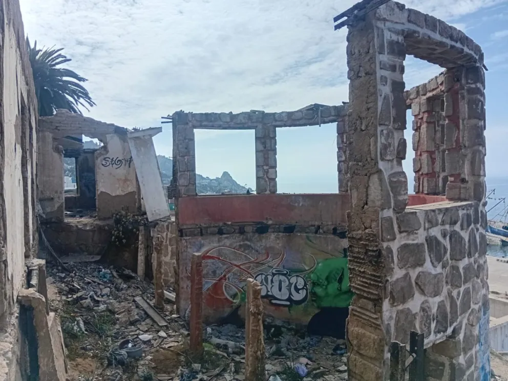 Solo ruinas es lo que queda de la gran mansión llamada "Escuadrón", la cual, incluso albergó allí la Segunda Comisaría de Carabineros en años pasados. (Foto: Cedida)