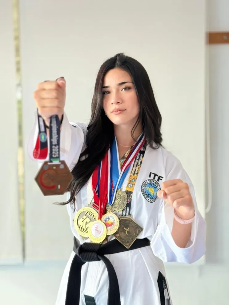 La constancia y el sacrificio marcan el proceso de preparación de María Florencia, quien tiene claro que el alto rendimiento exige mucho más que talento. En la imagen, luce la medalla de bronce obtenida en el World Championship ITF de Jesolo, Italia 2024.