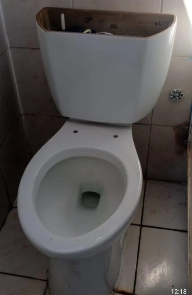 Los apoderados del Colegio Víctor Domingo Silva denunciaron que el estado de los servicios higiénicos eran deplorables y que había solo dos personas encargadas del aseo para todo el colegio. (Foto: Cedida)