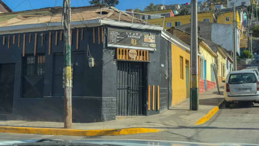 El dictamen de Contraloría abrió un debate sobre las facultades municipales para regular el funcionamiento de las barberías. (Foto: Cristian Silva)