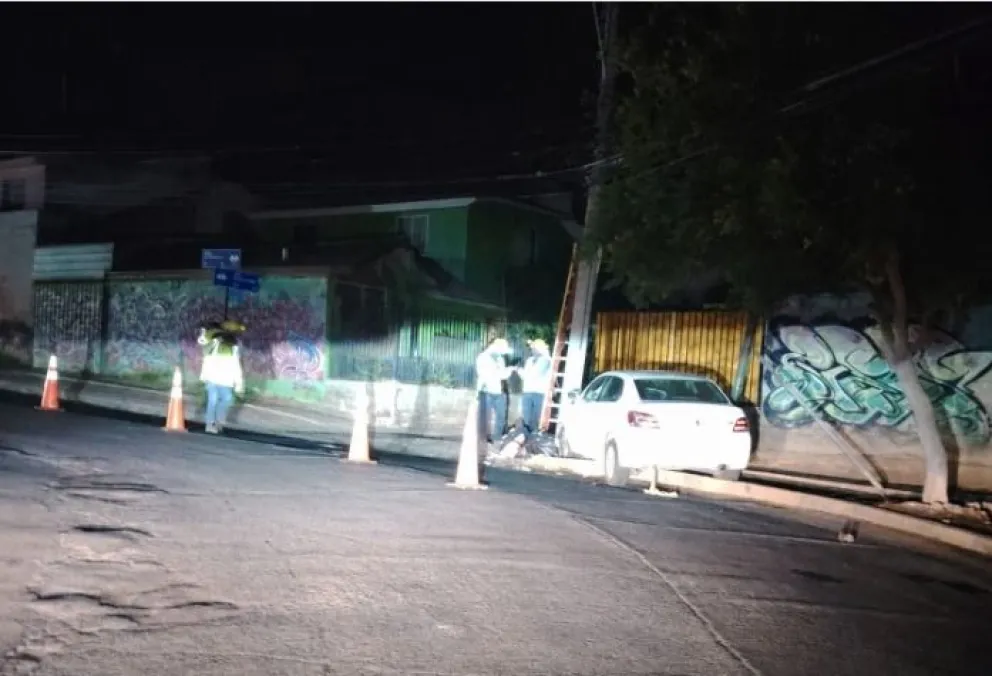 El choque registrado este jueves en Villa El Mirador volvió a instalar los reclamos por luminarias apagadas y problemas de mantención del alumbrado público en distintos sectores de Ovalle. (Foto: Cedida)
