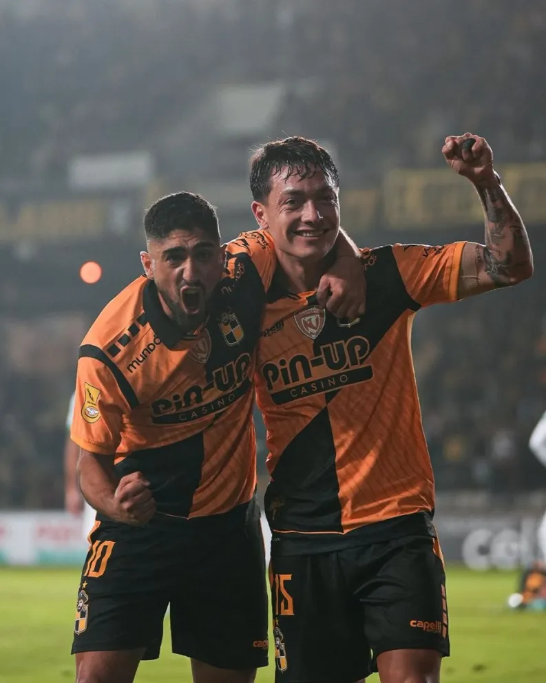Guido Vadalá y Cristián Zavala celebran uno de los tres tantos que anotó Coquimbo Unido ante Audax Italiano durante la noche del viernes en el Francisco Sánchez Rumoroso. (Foto: Coquimbo Unido)