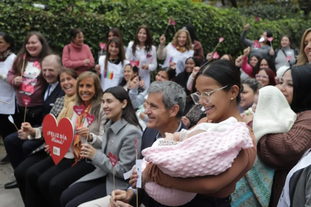 Madres y embarazadas participaron en una jornada de reconocimiento organizada por Fundación Chile Unido junto a autoridades y voluntarias del programa.