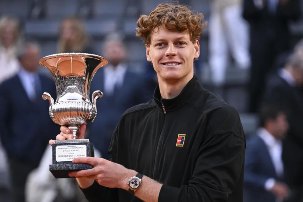 Jannik Sinner se unió a Rafael Nadal como el segundo jugador en ganar los tres títulos Masters 1.000 sobre tierra batida en una misma temporada. (Foto: EFE)
