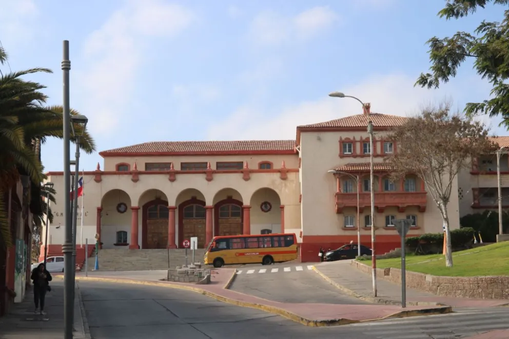 Filtraciones, daños estructurales y espacios clausurados forman parte de las problemáticas denunciadas en el Liceo Gabriela Mistral, situaciones que, por cierto, se repiten en buena parte de las escuelas y liceos públicos de La Serena. (Foto: Cedida)