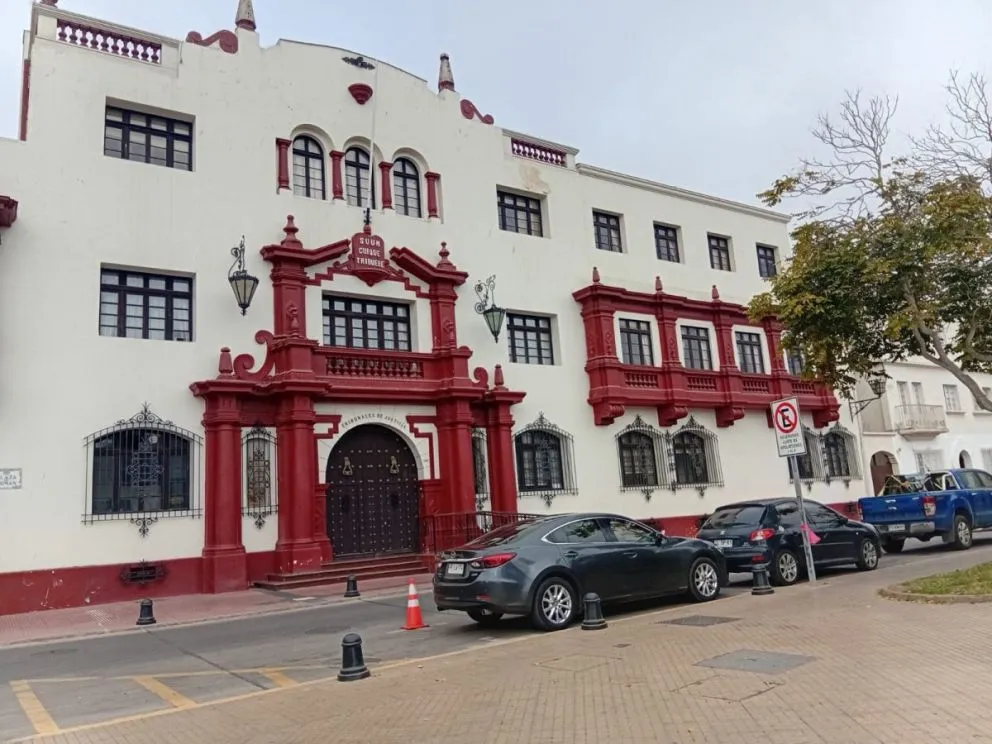 En las últimas semanas, la Corte de Apelaciones de La Serena ha recibido una ofensiva judicial sin precedentes por parte de exestudiantes de la zona.