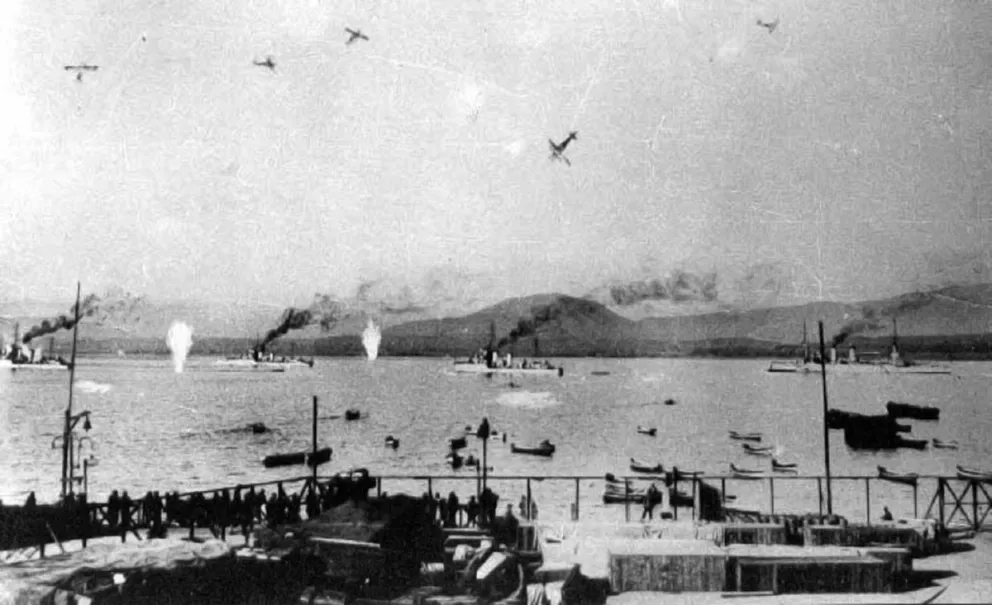 El enfrentamiento entre aviones y embarcaciones de la Armada chilena convirtió a Coquimbo en escenario de un combate que dejó grandes explosiones, el cielo cubierto de humo y la bahía cruzada por aviones de guerra de la década de 1930.