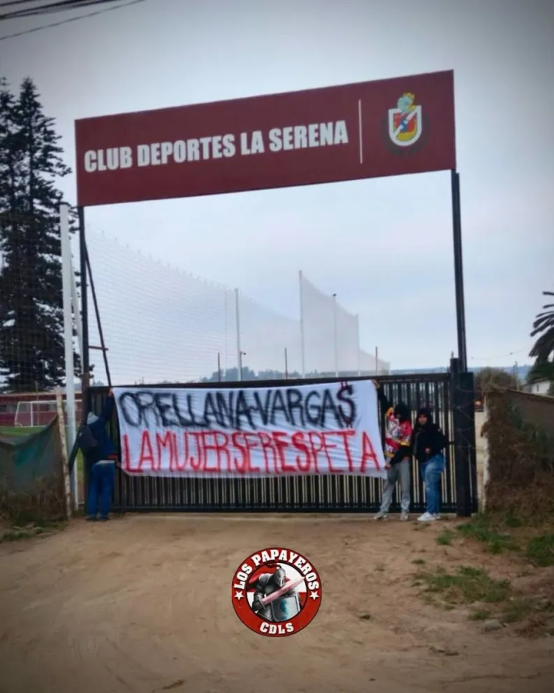 Un lienzo en el complejo deportivo del club deportes, colocaron los barristas en la tarde de ayer. 