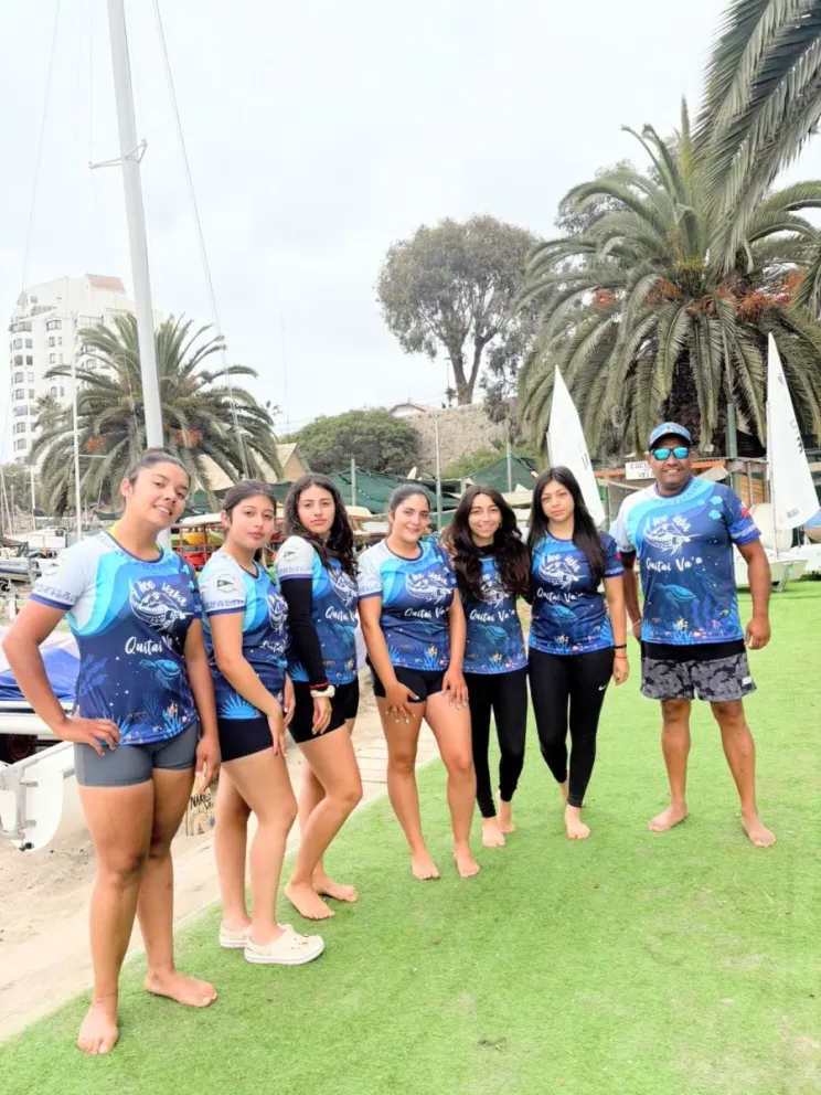 Deportistas del Club Quitai Va’a junto a su coach, Gregorio Echeverría, en las dependencias del Club de Yates La Herradura, en Coquimbo.