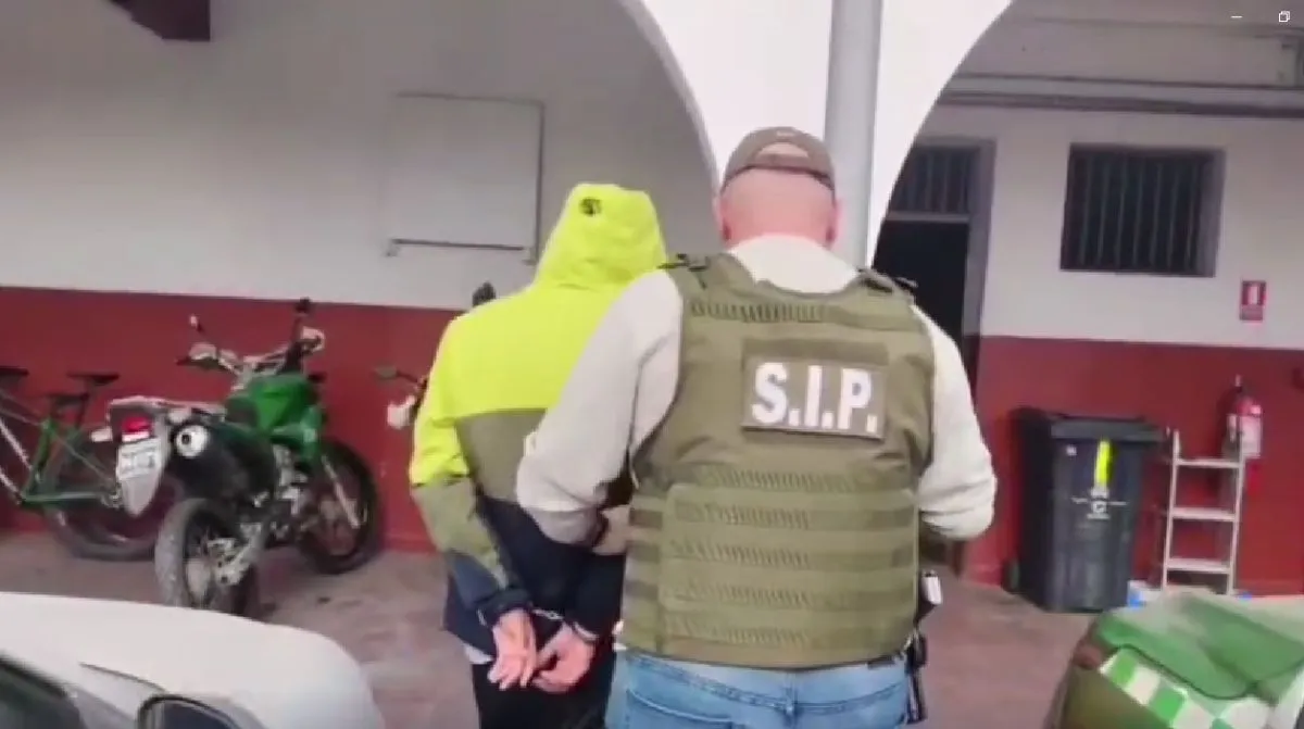 Sorprenden a sujeto vendiendo droga a alumno afuera de universidad en La Serena
