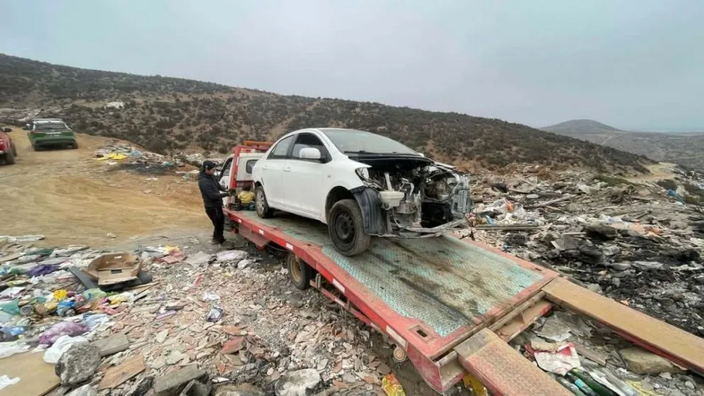 El vehículo encontrado desmantelado en La Varilla volvió a poner sobre la  mesa la preocupación por los autos abandonados en espacios públicos. (Foto: Cedida)